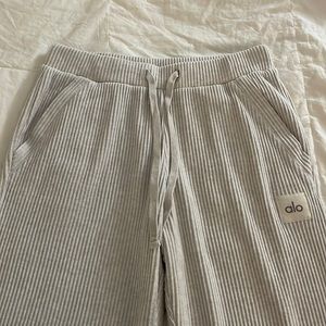 Alo Yoga Muse Sweatpant Size Medium in Bone Heather